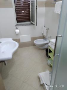 A bathroom at Hotel Conca d'Oro