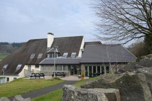 una casa con paneles solares en el techo en Neuadd Henllan Lodge, en Builth Wells