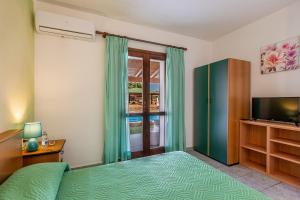En eller flere senger på et rom på Marina Manna Hotel and Club Village