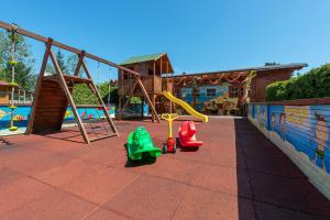 un parque infantil con 3 coches de juguete y un tobogán en Pasja Jastrzębia Góra, en Jastrzębia Góra