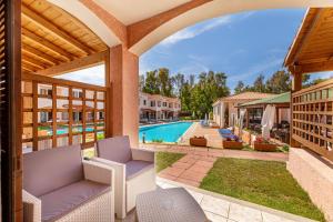 Bazén v ubytování Marina Manna Hotel and Club Village nebo v jeho okolí