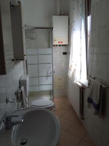 a bathroom with a toilet and a sink at casa vacanza Regina in Parma