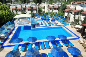 una vista sul tetto di una piscina con ombrelloni blu di Summer Garden Suites Beach Hotel a Bitez