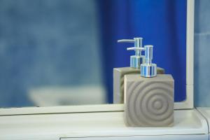 einem Zahnbürstenhalter, der auf einer Badezimmertheke vor einem Spiegel sitzt in der Unterkunft Villa Palma in Petrcane + 35 Fotos