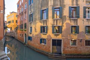 un antiguo edificio junto a un cuerpo de agua en Ve.N.I.Ce Cera Ca'Amata, en Venecia