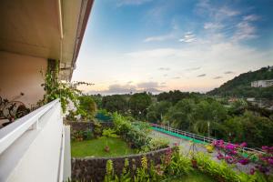 a view of the garden from the balcony of a house at Vue Lagon et MOOREA in Taapuna