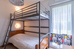 ein Schlafzimmer mit Etagenbett und Fenster in der Unterkunft CityCosy Strasbourg - Neudorf Garden Bucarest in Straßburg