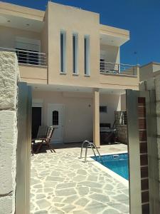 uma villa com uma piscina e uma casa em “Theeporto” Maisonette with pool em Gouves