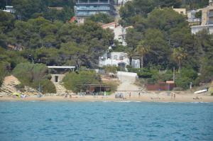 una vista de una playa desde el agua en Pool, Beach, Golf & Hard Rock in Salou, en Salou