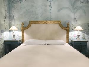ヴェローナにあるCasa Borsari Suiteのベッドルーム1室(大型ベッド1台、テーブル上のランプ2つ付)