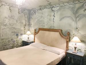 sypialnia z łóżkiem i tapetą w kwiaty w obiekcie Casa Borsari Suite w Weronie +4 zdjęcia