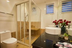 a bathroom with a shower and a toilet and a sink at Ahn-Yi Residence in Brinchang
