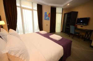 Postel nebo postele na pokoji v ubytování Batumi Palm Hotel
