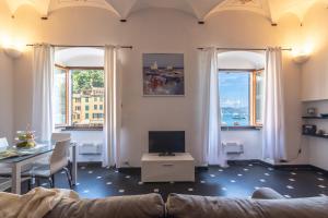 ein Wohnzimmer mit einem Sofa und 2 Fenstern in der Unterkunft Pearl by PortofinoHomes in Portofino