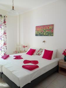 een slaapkamer met een bed met rode kussens erop bij Meletis Studios in Parikia