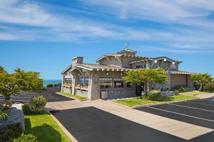 um grande edifício com um parque de estacionamento em frente em Cavalier Oceanfront Resort em San Simeon