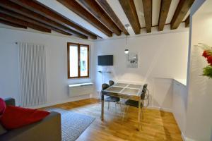 una sala de estar con una mesa y un sofá en Ve.N.I.Ce Cera Ca'Amata, en Venecia