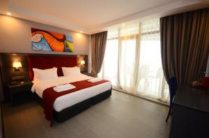Postel nebo postele na pokoji v ubytování Batumi Palm Hotel