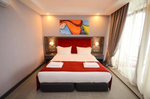 Postel nebo postele na pokoji v ubytování Batumi Palm Hotel