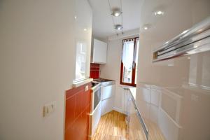 Una cocina con gabinetes blancos y una ventana. en Ve.N.I.Ce Cera Ca'Amata, en Venecia 24 fotos más