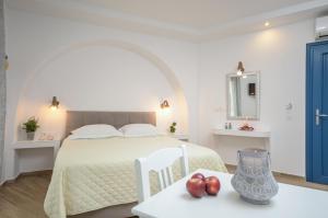 - une chambre avec un lit et une table avec des pommes dans l'établissement Sun Beach Hotel, à Naxos Chora