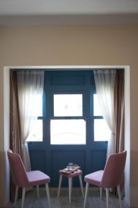 um quarto com duas cadeiras e uma janela em F&G BUTİK HOTEL em Alacati