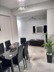 - un salon avec une table, des chaises et un canapé dans l'établissement Bello Departamento 2 Habitaciones, Barrio Norte, à San Miguel de Tucumán