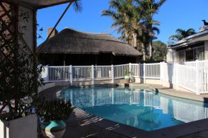 een zwembad in een huis met een tuinhuisje bij Framesby Guesthouse in Port Elizabeth
