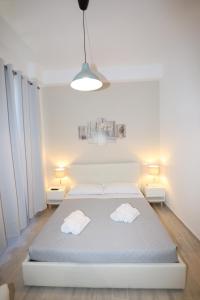 1 dormitorio con 1 cama con 2 toallas en Unique luxury apartment and rooms, en Roma