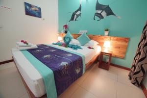 Postel nebo postele na pokoji v ubytování Faima Fishing Lodge at Daravandhoo