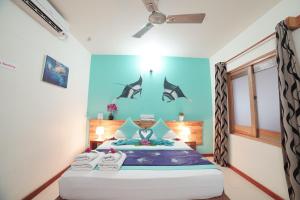 Postel nebo postele na pokoji v ubytování Faima Fishing Lodge at Daravandhoo