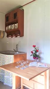 A kitchen or kitchenette at AgroFarm with Animals - Qta Entre Sebes