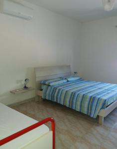 マルツァメミにあるCasa Vacanze Marzamemiの白い部屋のベッドルーム1室(ベッド1台付)