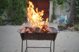 Gril dostupný pro hosty v penzionu