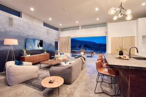 ein Wohnzimmer mit einer Couch und Stühlen und einem Tisch in der Unterkunft SkyHouse in Joshua Tree