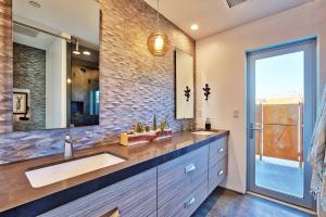 ein Badezimmer mit zwei Waschbecken und einem großen Spiegel in der Unterkunft SkyHouse in Joshua Tree