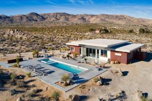 eine Luftaufnahme eines Hauses mit Swimmingpool in der Unterkunft SkyHouse in Joshua Tree