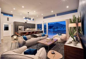 ein großes Wohnzimmer mit Sofas und einer Küche in der Unterkunft SkyHouse in Joshua Tree