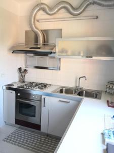 uma cozinha com um fogão e um lavatório em You Welcome Apt em Elmas