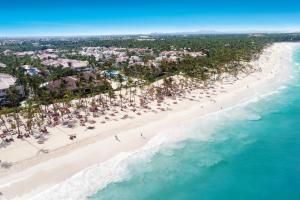 z anteny widok na plażę z parasolami i ocean w obiekcie Occidental Punta Cana - All Inclusive w Punta Cana