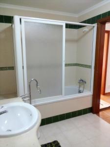 een badkamer met een douche en een wastafel bij SEALOVERS in Lourinhã