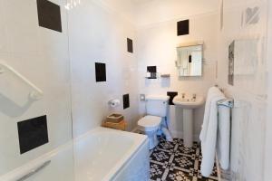 Ένα μπάνιο στο Shelleven Guest House +102 φωτογραφίες