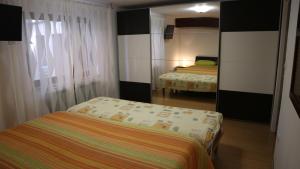 Posteľ alebo postele v izbe v ubytovaní Apartments Komel
