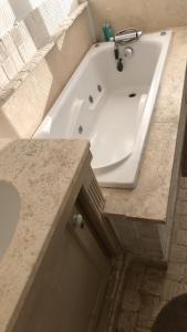 bañera blanca en el baño en Villa des iris, en París