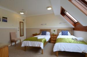 Un pat sau paturi într-o cameră la Neuadd Henllan Lodge