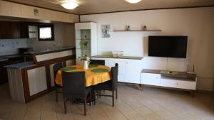 Kuchyňa alebo kuchynka v ubytovaní Apartments Komel