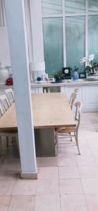 una mesa de madera y sillas en la cocina en Villa des iris, en París 28 fotos más