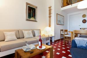 una sala de estar con un sofá y una mesa en Casa a 10m dal Mare, en Palau
