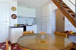 Una cocina con una mesa de madera y un comedor. en Casa a 10m dal Mare, en Palau 52 fotos más