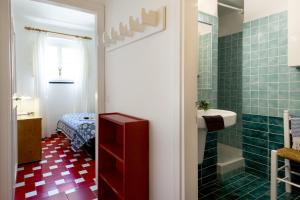 un baño con ducha y lavabo en Casa a 10m dal Mare, en Palau